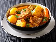 Агнешка яхния с пресни картофи и моркови